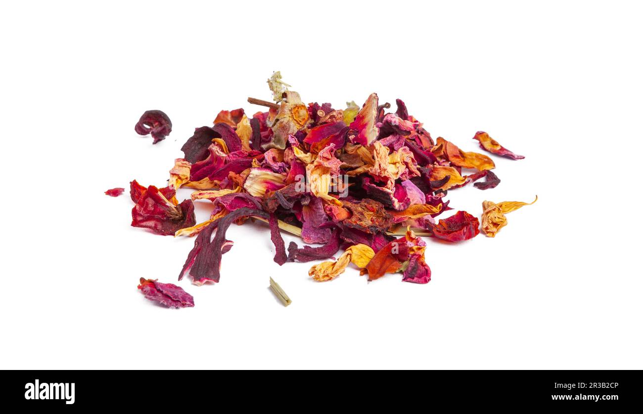 thé aux fruits confits et pétales de rose sur fond blanc Banque D'Images