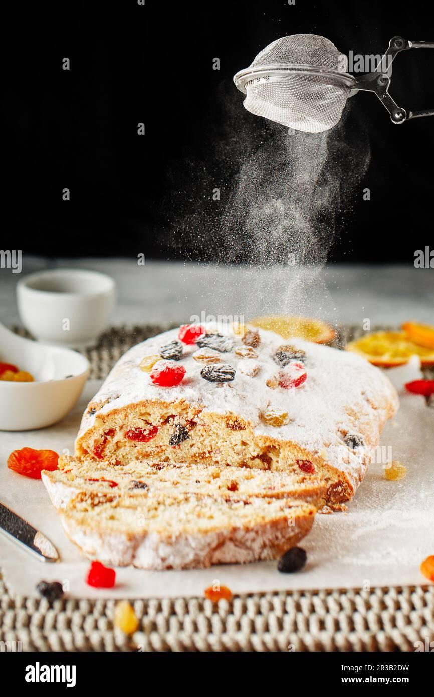 Pâtisserie de vacances. Gâteau de Noël enrobé de sucre en poudre. Rapprochez-vous du chef avec du métal Banque D'Images