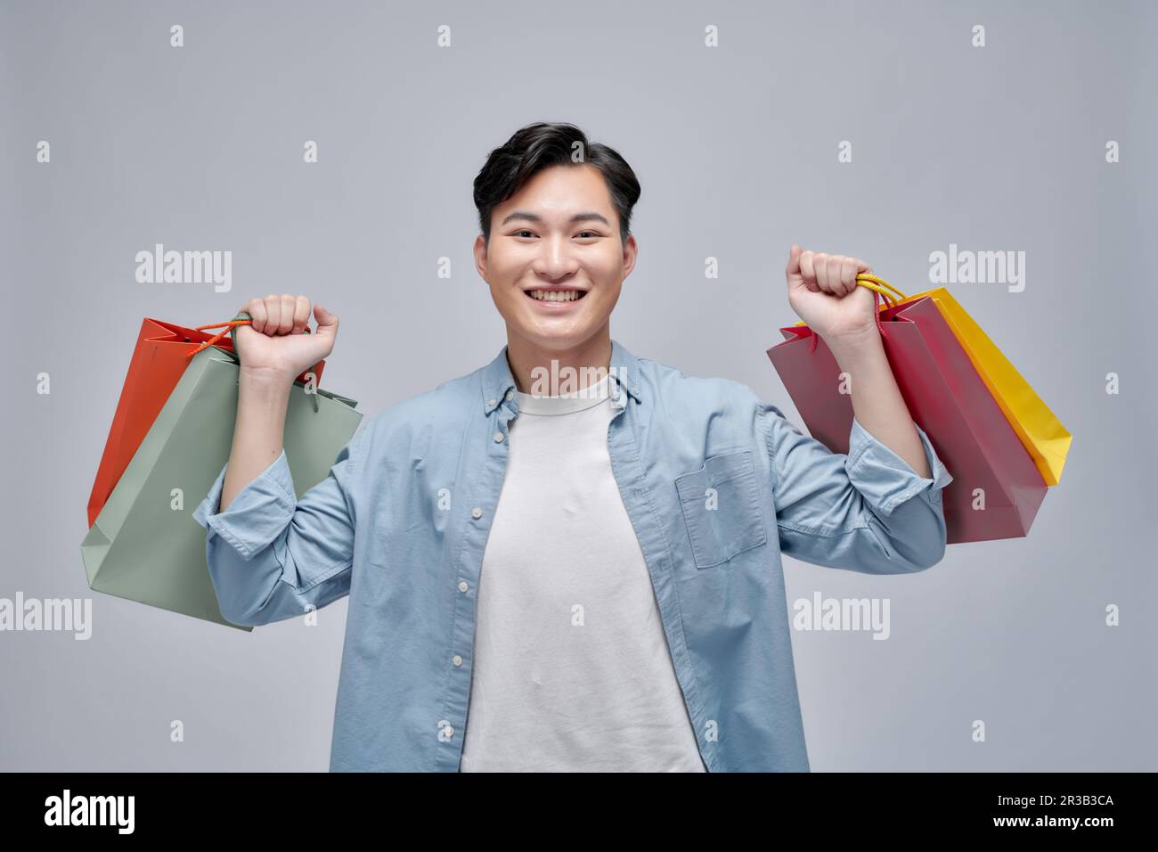 Photo des hommes enjoués et séduisants lève les poings en triomphe faire du shopping le vendredi noir Banque D'Images