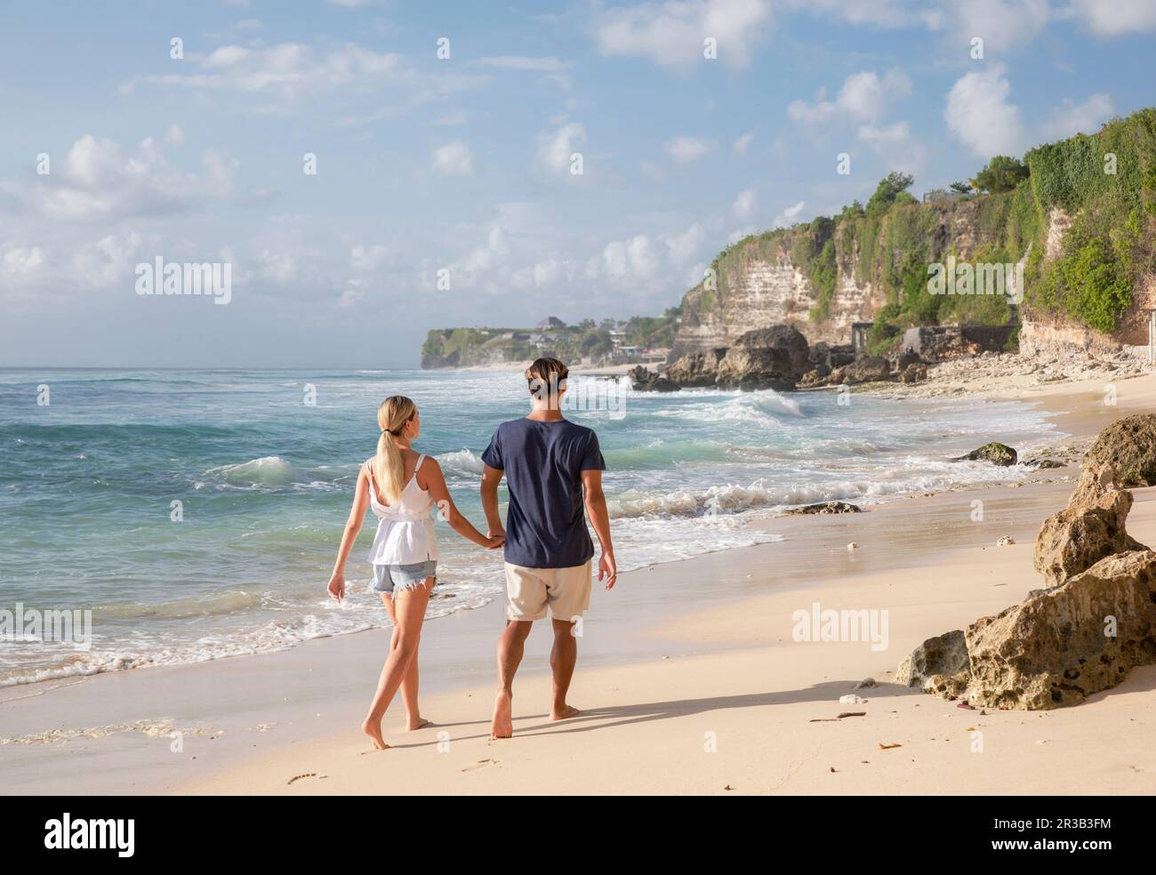 Jeune couple marchant ensemble à la plage Banque D'Images Jeune couple marchant ensemble à la plage Banque D'Images