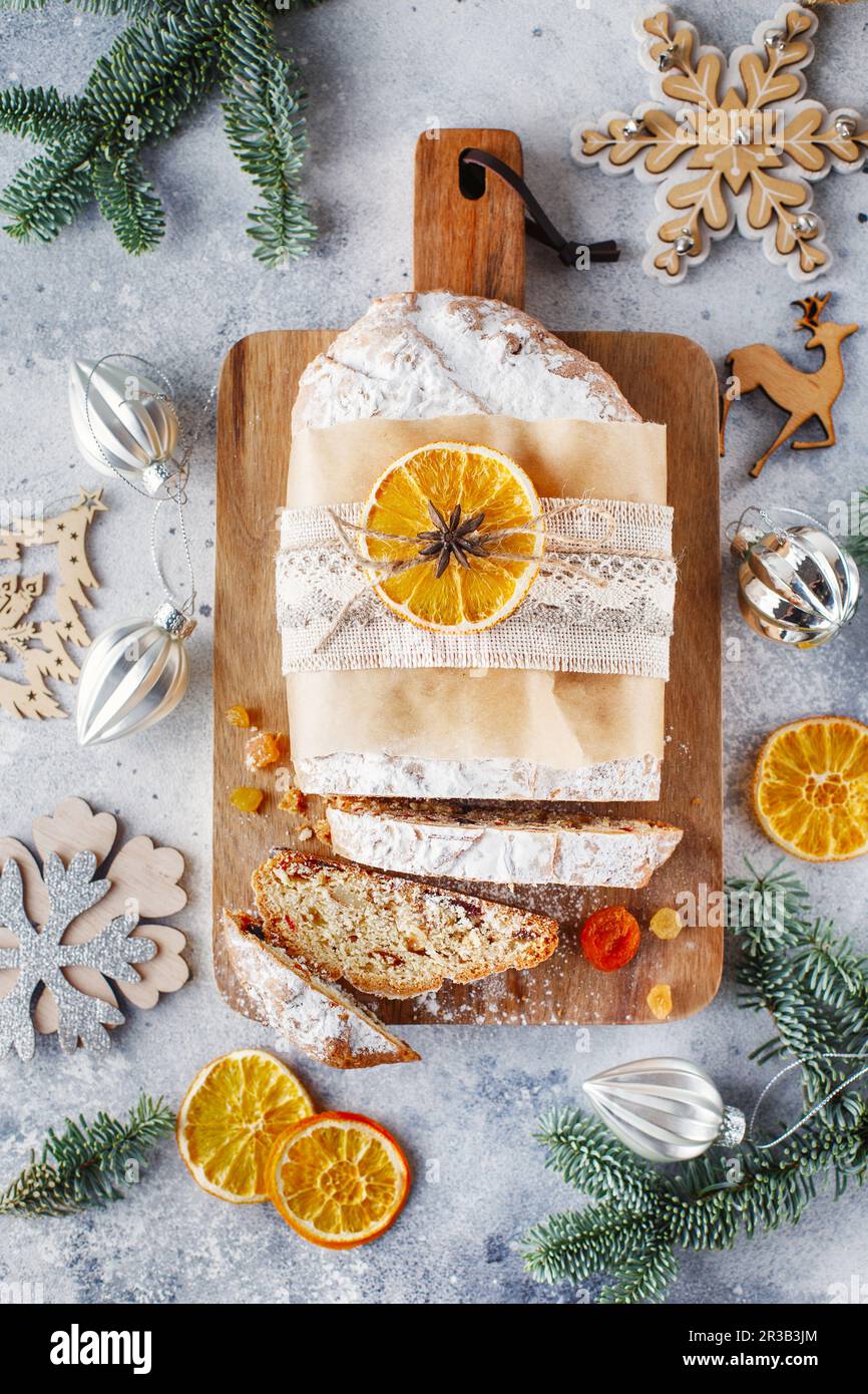 Pâtisserie de vacances. Gâteau de Noël. Stollen est un pain de fruits à noix, épices, fruits secs ou confits, pelage Banque D'Images