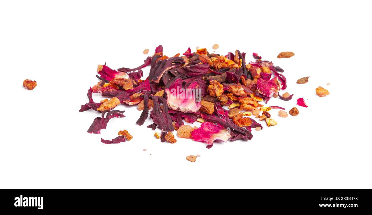 thé aux fruits confits et pétales de rose sur fond blanc Banque D'Images
