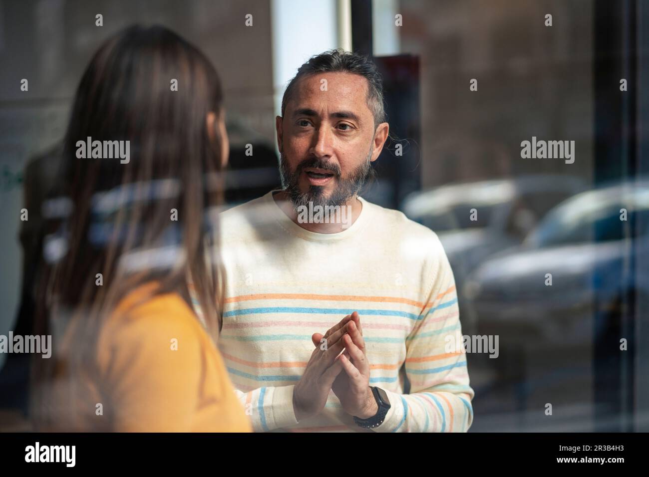 Un homme aux mains a classé la conversation avec une femme au café Banque D'Images