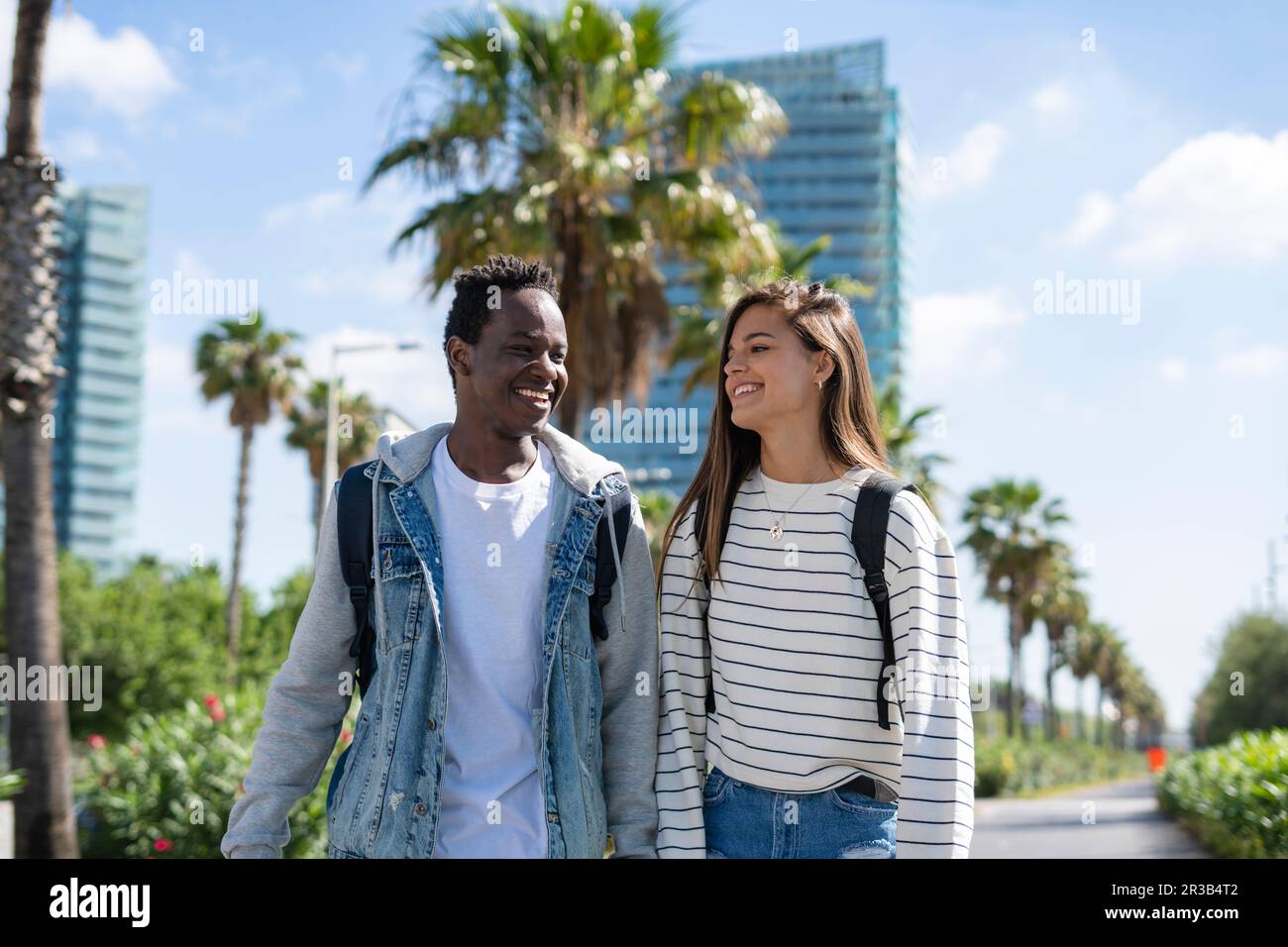 Bonne marche multiraciale ensemble au parc Banque D'Images Bonne marche multiraciale ensemble au parc Banque D'Images