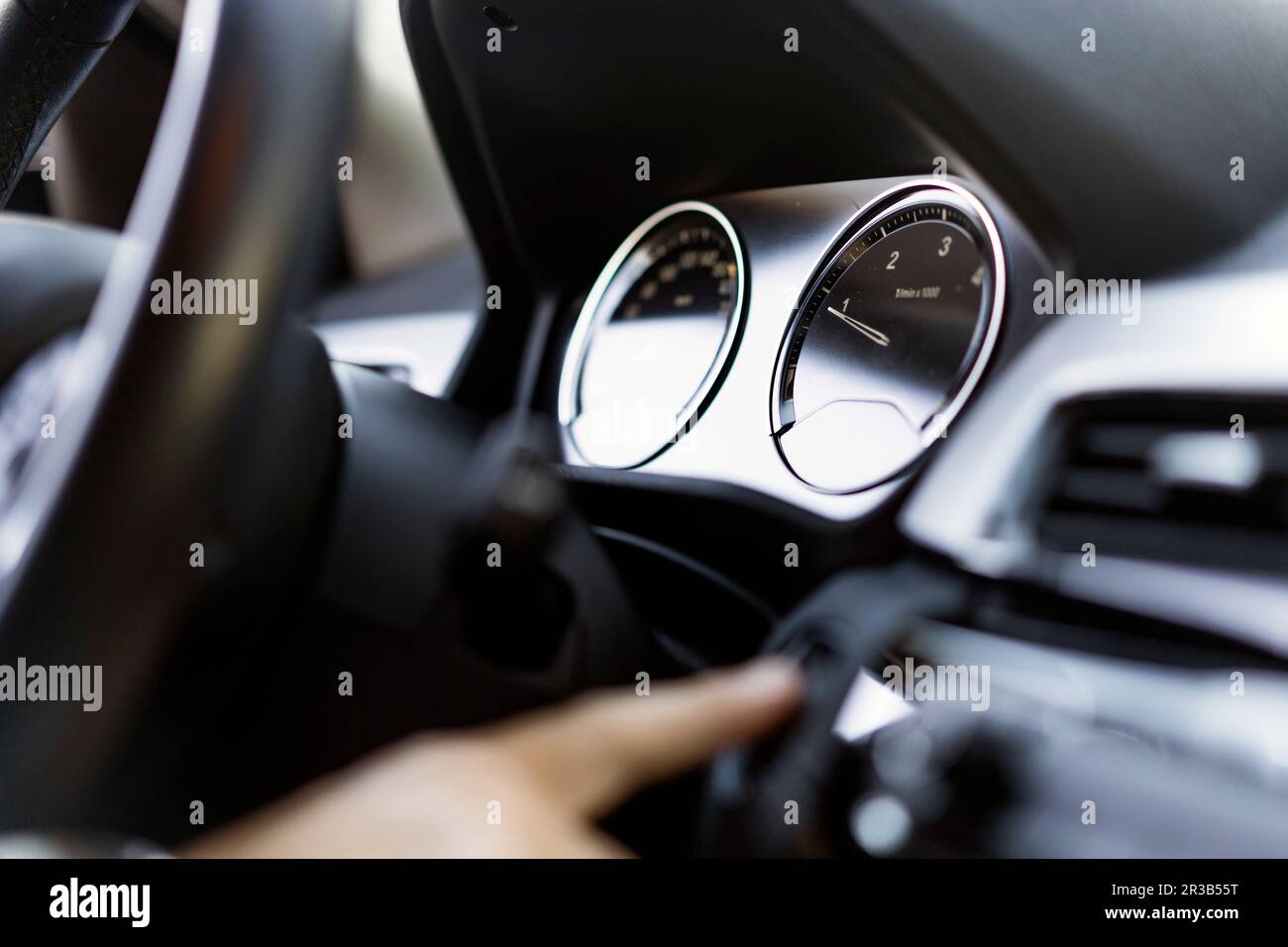 Panneau de compteur de vitesse dans une voiture moderne Banque D'Images