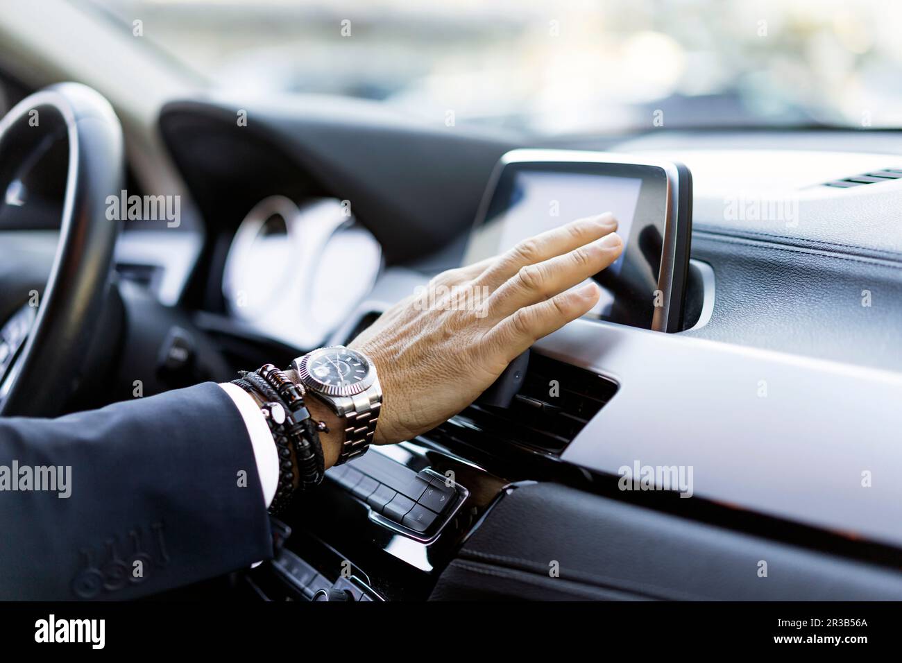Main d'homme d'affaires utilisant le système GPS en voiture Banque D'Images