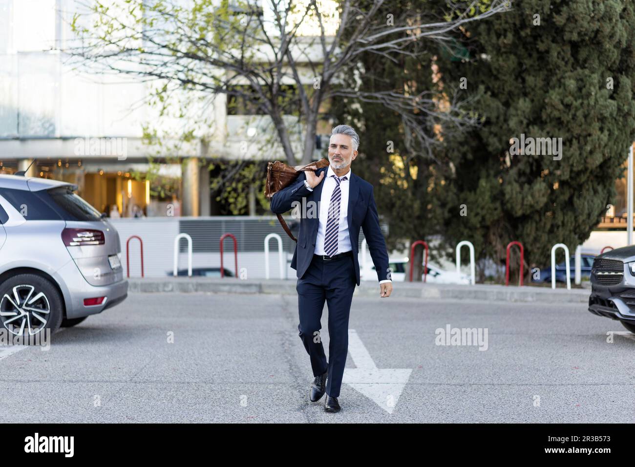 Homme d'affaires sac de transport marche sur la route Banque D'Images