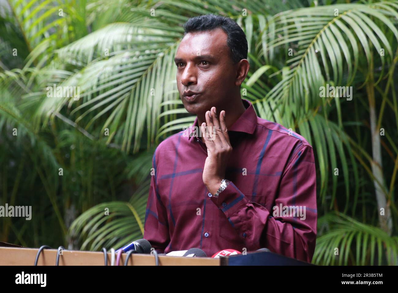 Debabrata Paul, secrétaire général de l’Association du bien-être social du Bangladesh (CWAB) de Cricketer, s’adresse aux journalistes lors de la conférence de presse de Lisa Sthale Banque D'Images