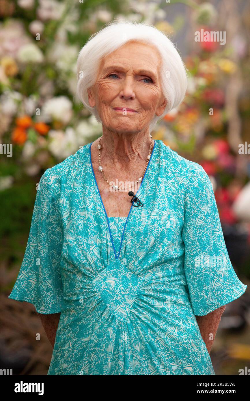 Londres, Royaume-Uni. 23rd mai 2023. Mary Berry, présentatrice à la télévision, porte une robe turquoise à fronces au RHS Chelsea Flower Show. Credit: Anna Watson/Alay Live News Banque D'Images