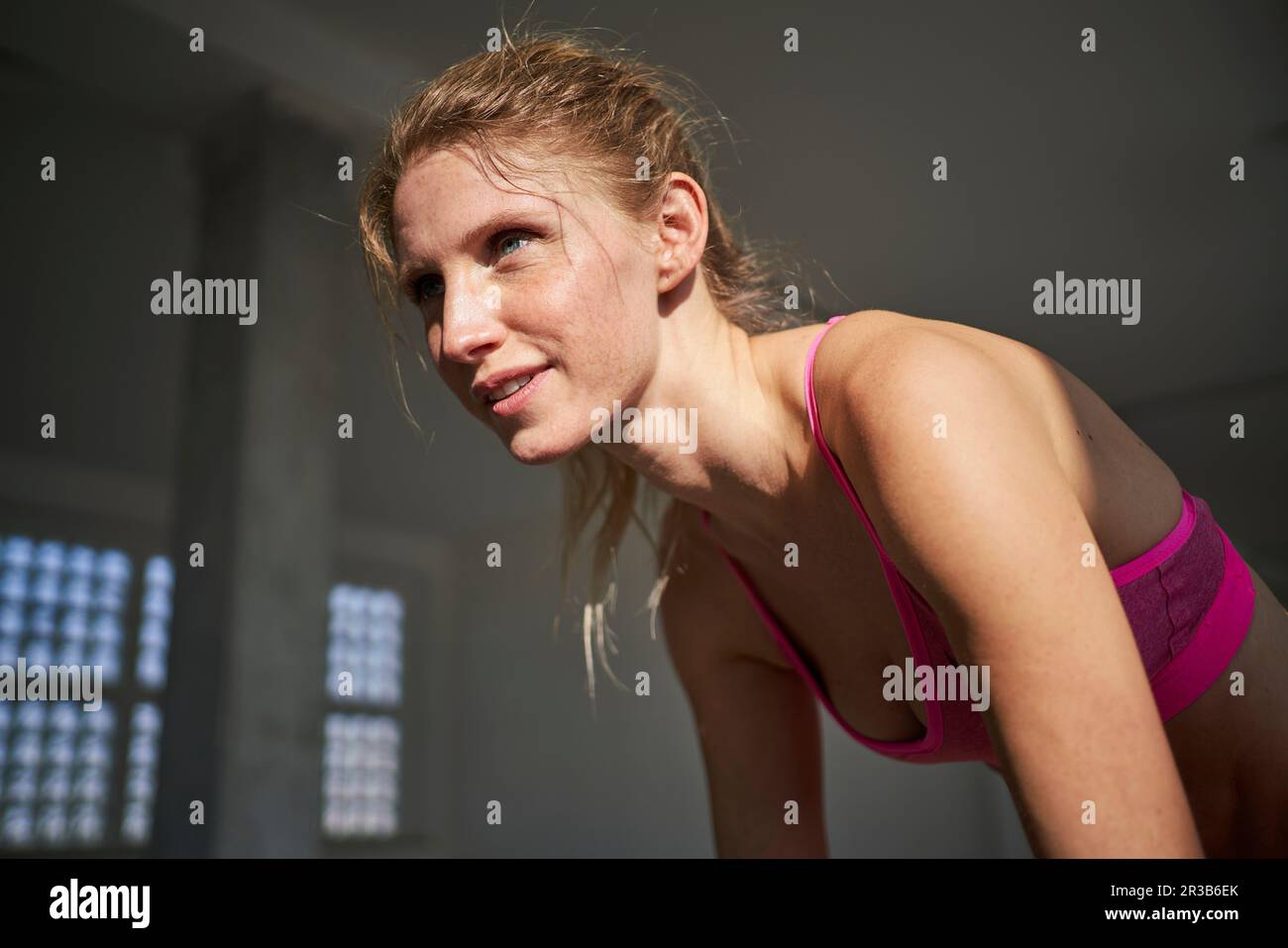 Jeune femme portant un soutien-gorge de sport Banque D'Images