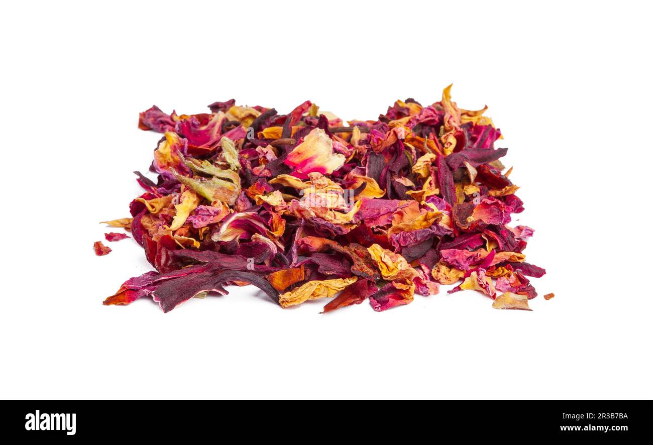 thé aux fruits confits et pétales de rose sur fond blanc Banque D'Images