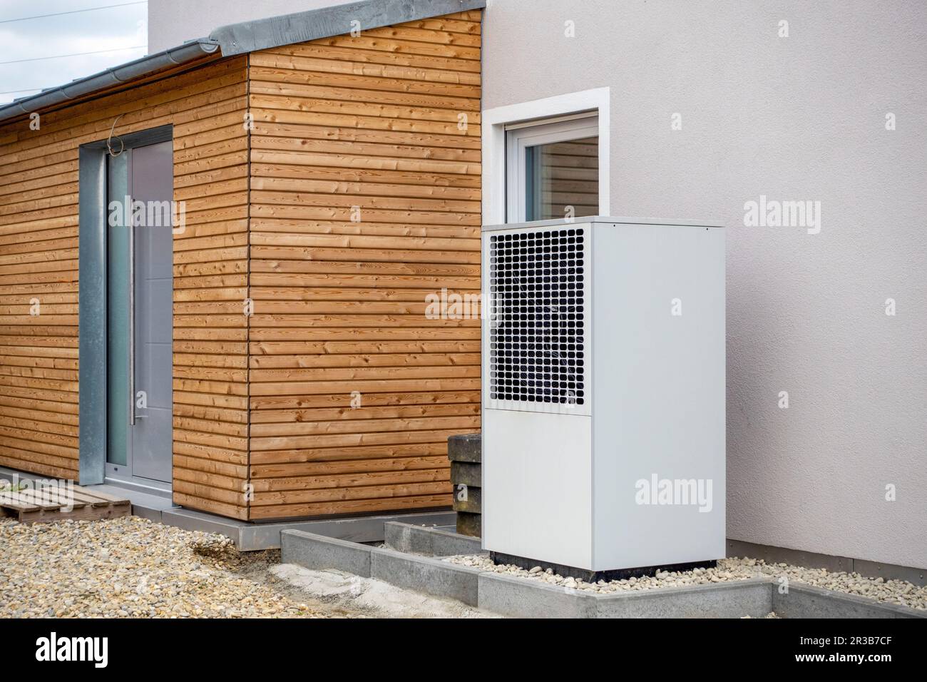 Allemagne, Bavière, Odelzhausen, pompe à chaleur en dehors de la maison moderne unifamiliale Banque D'Images