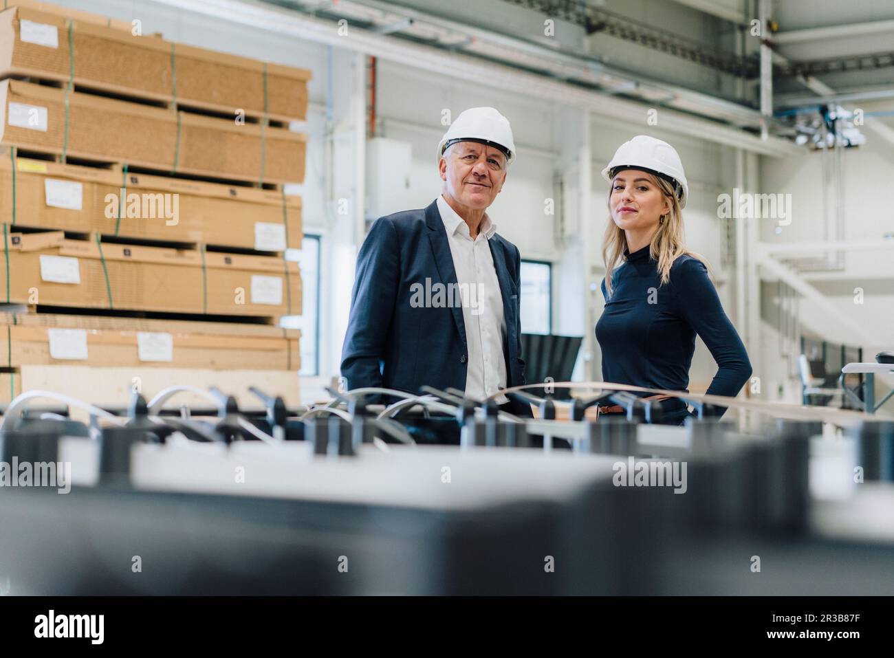 Des collègues d'affaires confiants se tenant ensemble dans l'usine de menuiserie Banque D'Images