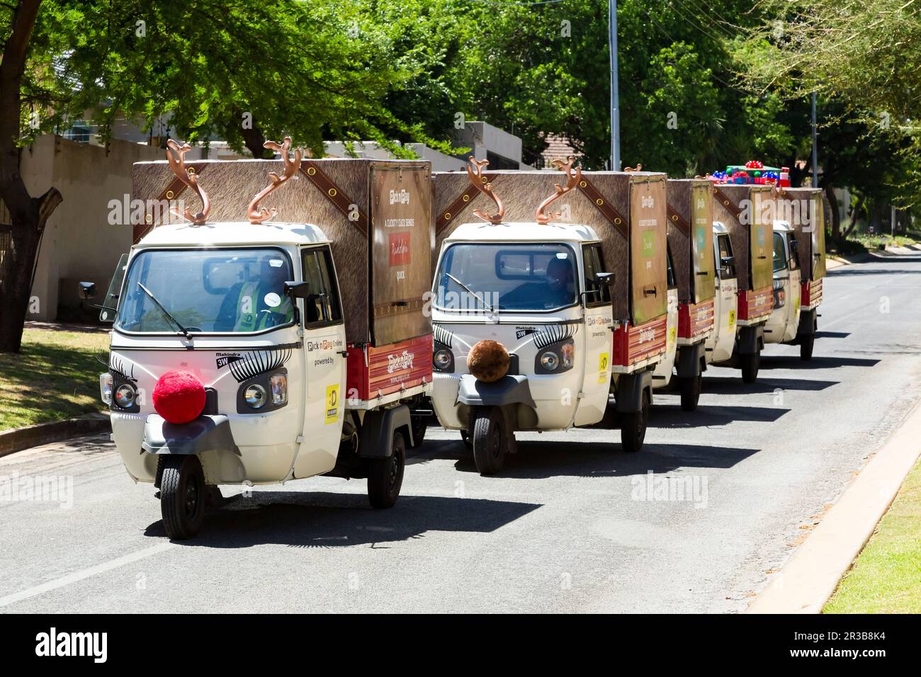 Petit magasin d'alimentation Tuktuk Accueil livraison véhicules conduite à travers la banlieue Banque D'Images