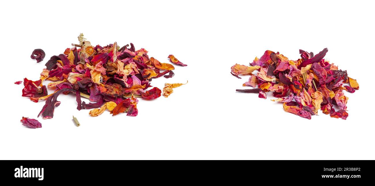 thé aux fruits confits et pétales de rose sur fond blanc Banque D'Images