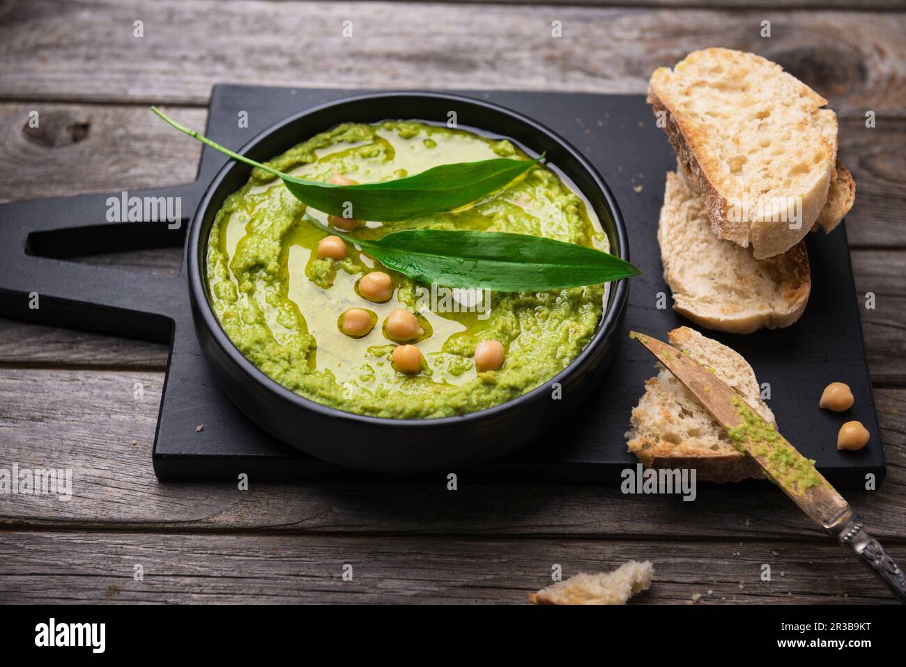Houmous à l'ail sauvage avec baguette grillée Banque D'Images