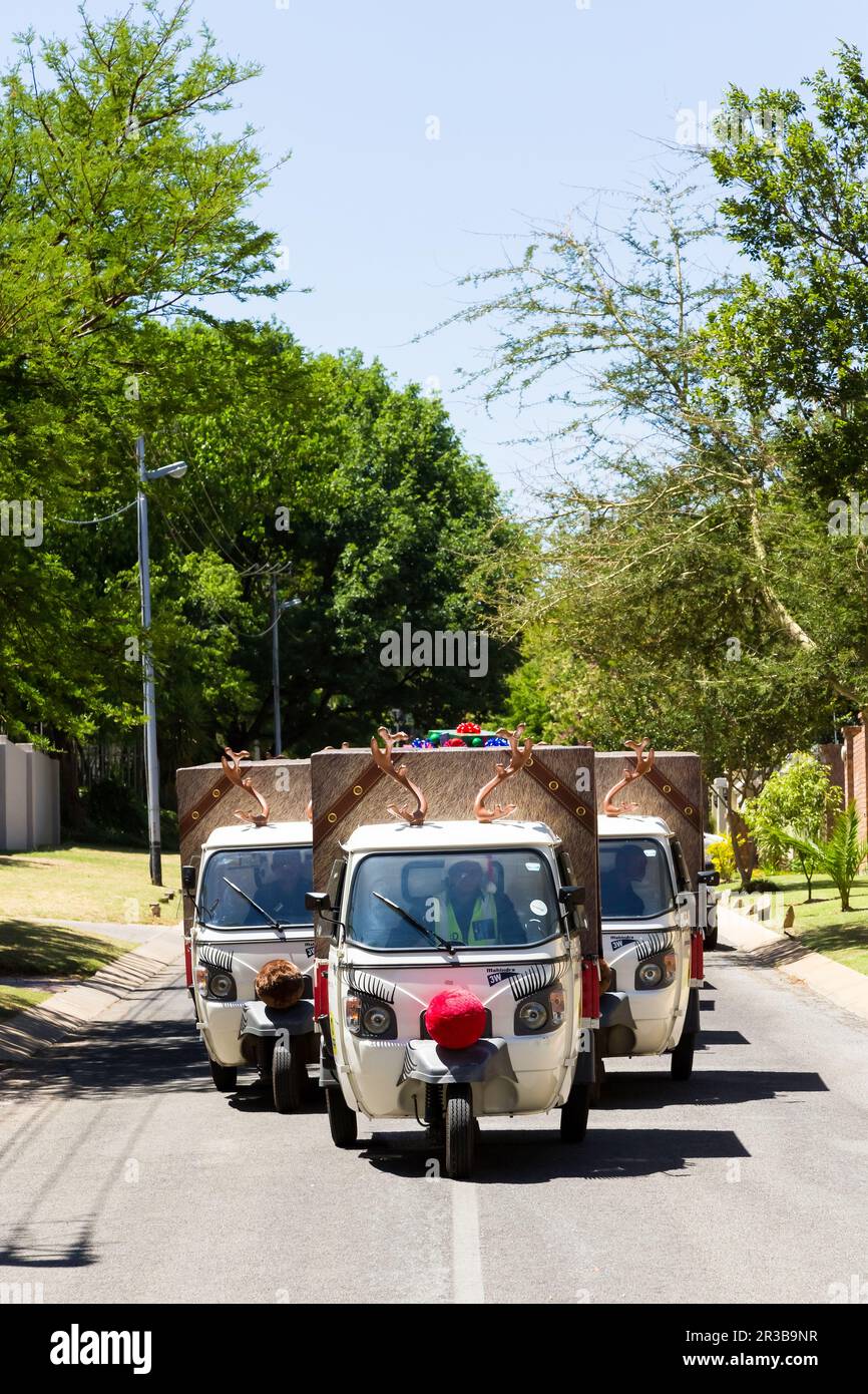 Petit magasin d'alimentation Tuktuk Accueil livraison véhicules conduite à travers la banlieue Banque D'Images