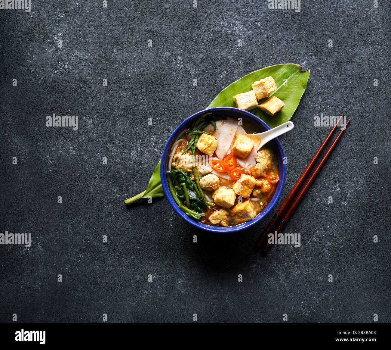 CANH Bun - soupe vietnamienne de nouilles aux épinards d'eau, tofu frit et boules de poisson Banque D'Images