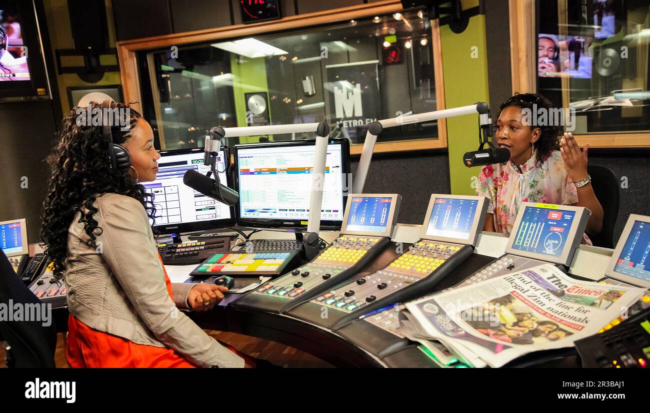 Des femmes africaines sont interviewées dans le cadre d'une émission radiophonique en direct Banque D'Images