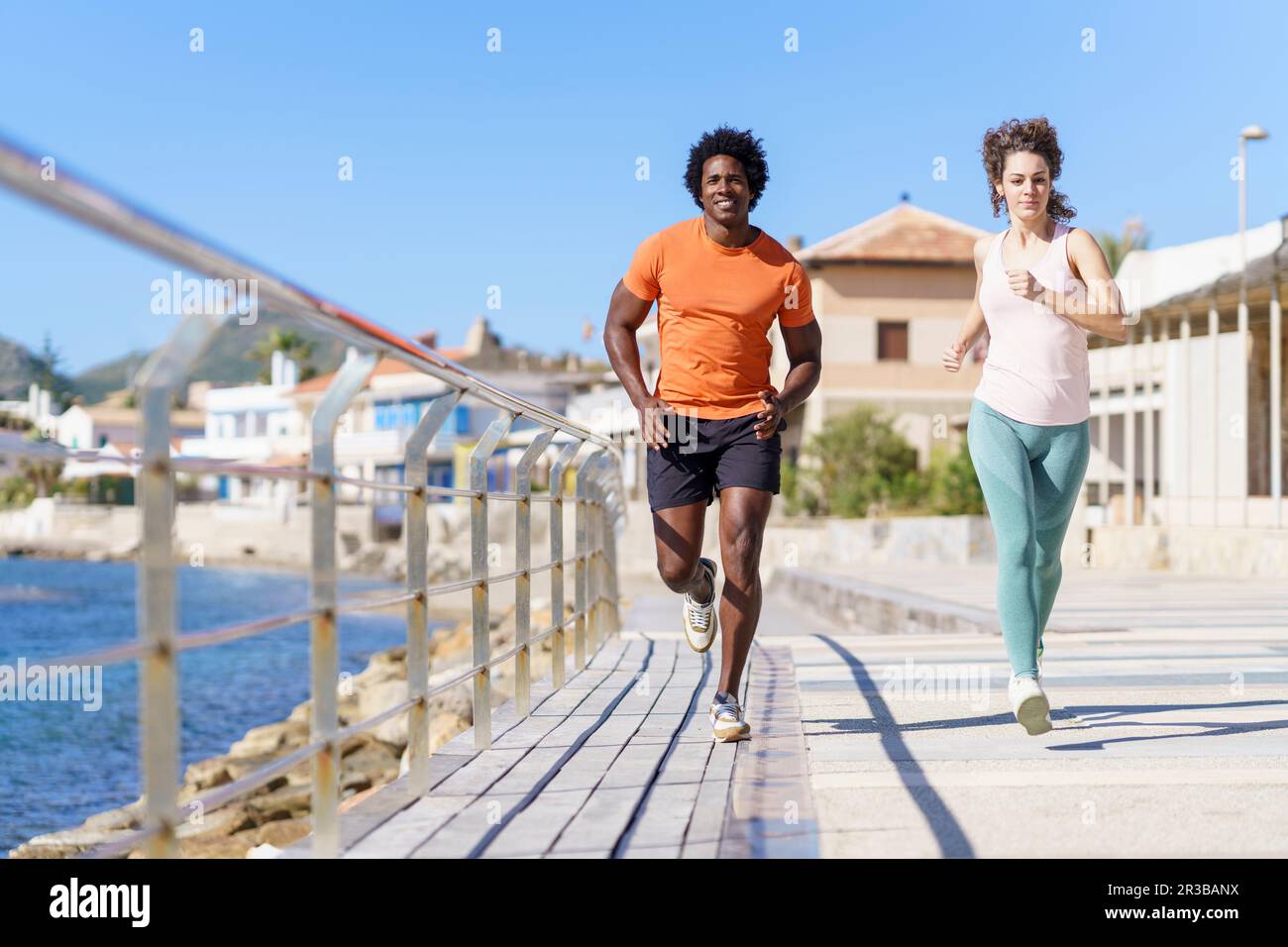 Couple en train de courir près de la mer dans la zone côtière Banque D'Images
