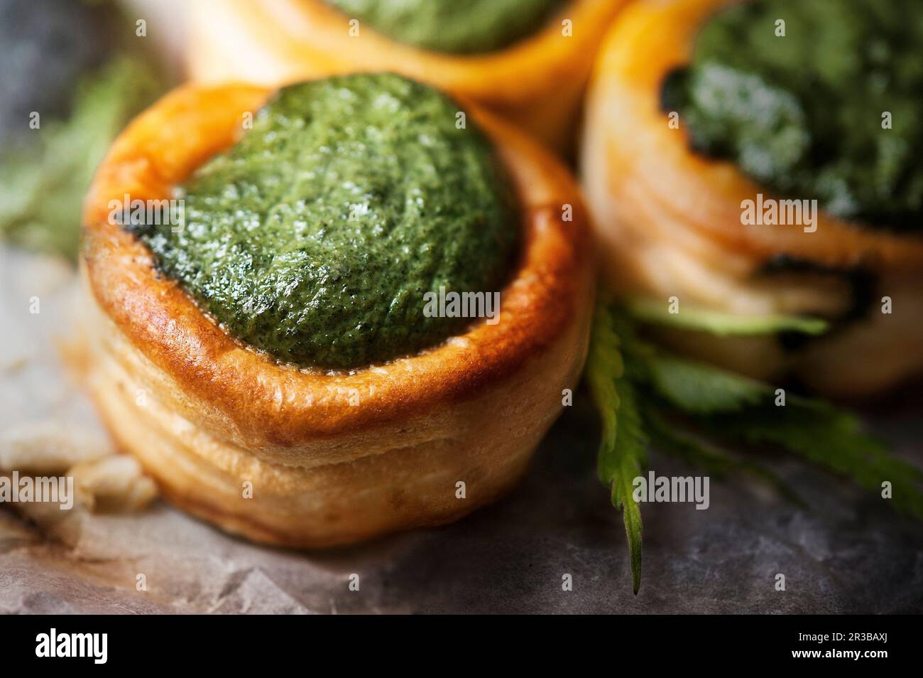 Vol au vent avec crème d'ortie sur le papier de fond Banque D'Images