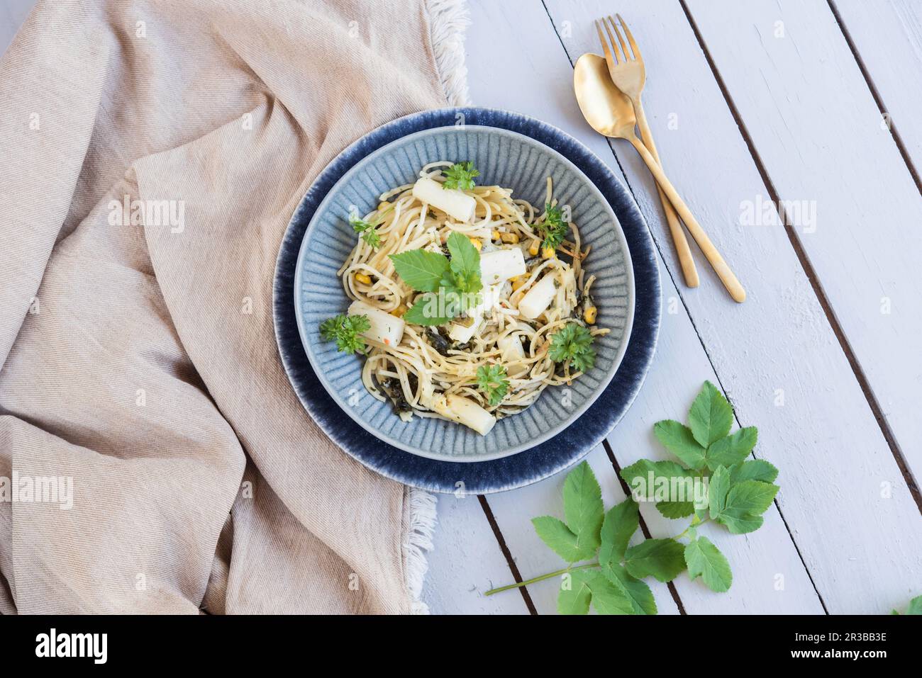 Pâtes avec asperges blanches et moulus Banque D'Images