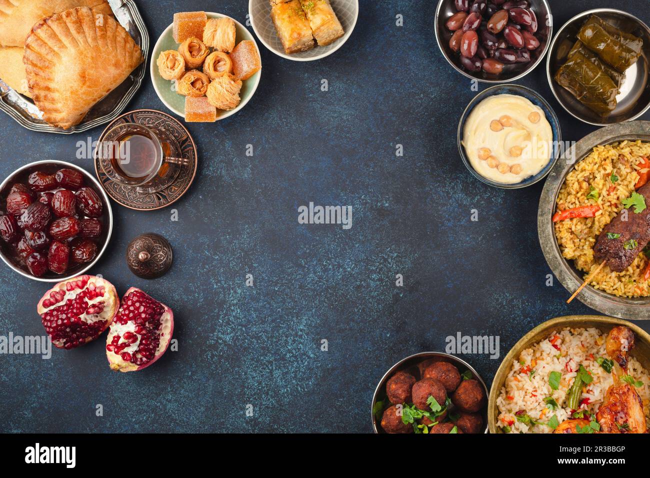 Table de fête de l'Iftar de kareem de Ramadan avec assortiment de plats arabes traditionnels festifs Banque D'Images