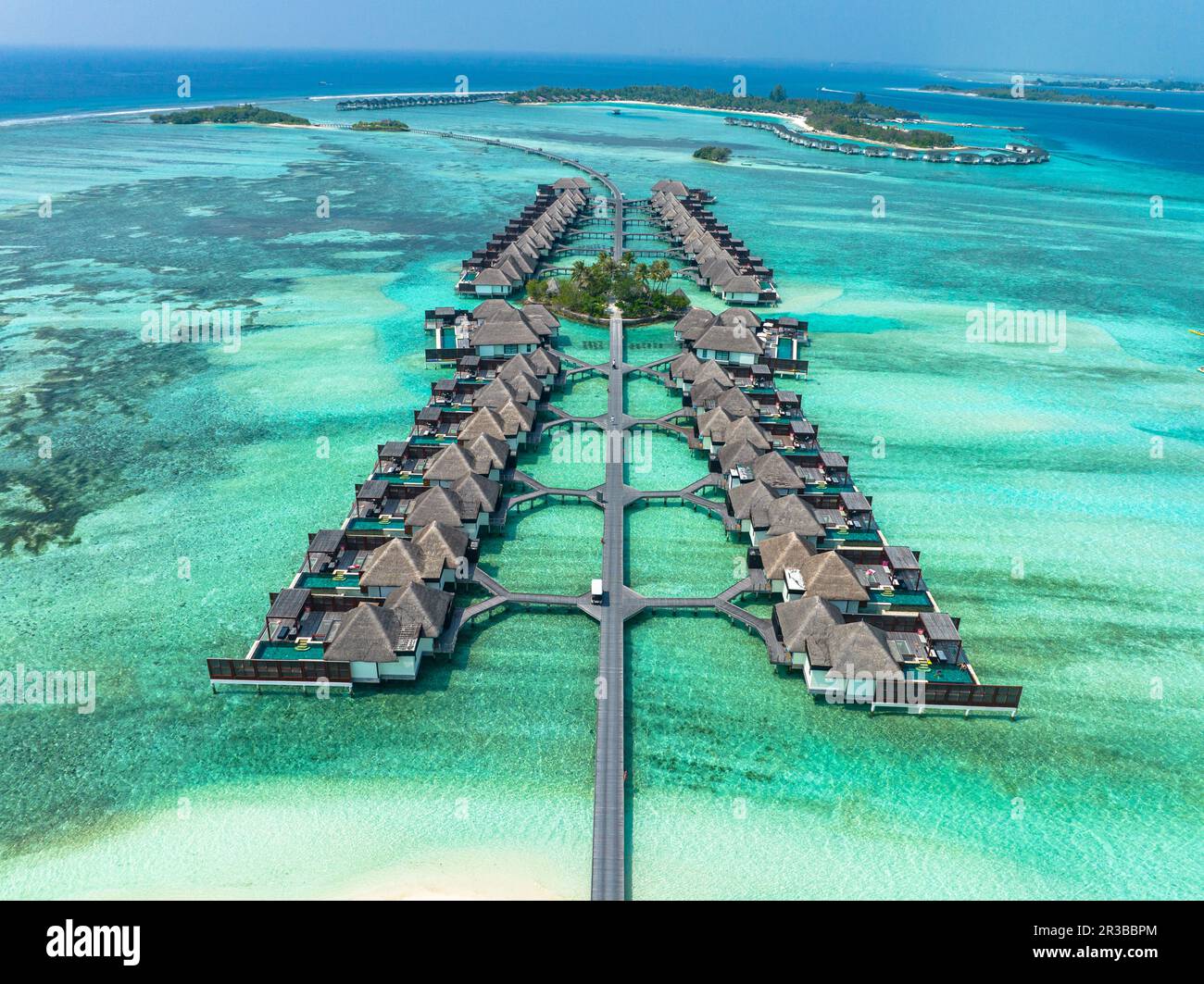 Bungalows d'eau dans les rangées à Kuda Huraa aux Maldives Banque D'Images