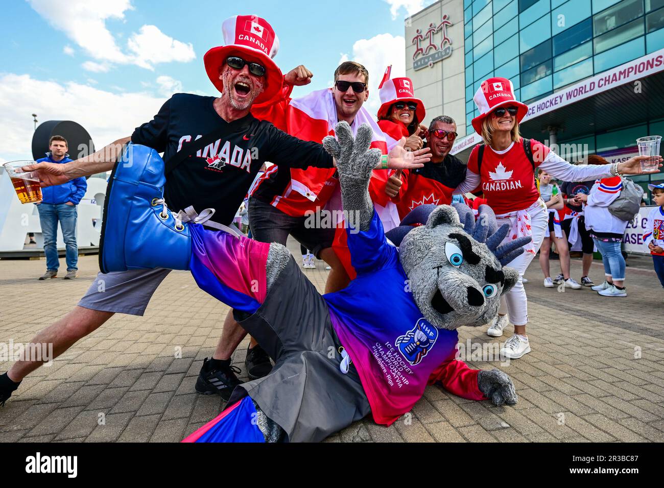 Fans du Canada avant le Championnat du monde de hockey sur glace de l'IIHF, groupe B match République tchèque contre Canada, sur 23 mai 2023, à Riga, Lettonie. (CTK photo/David Tanecek) Banque D'Images