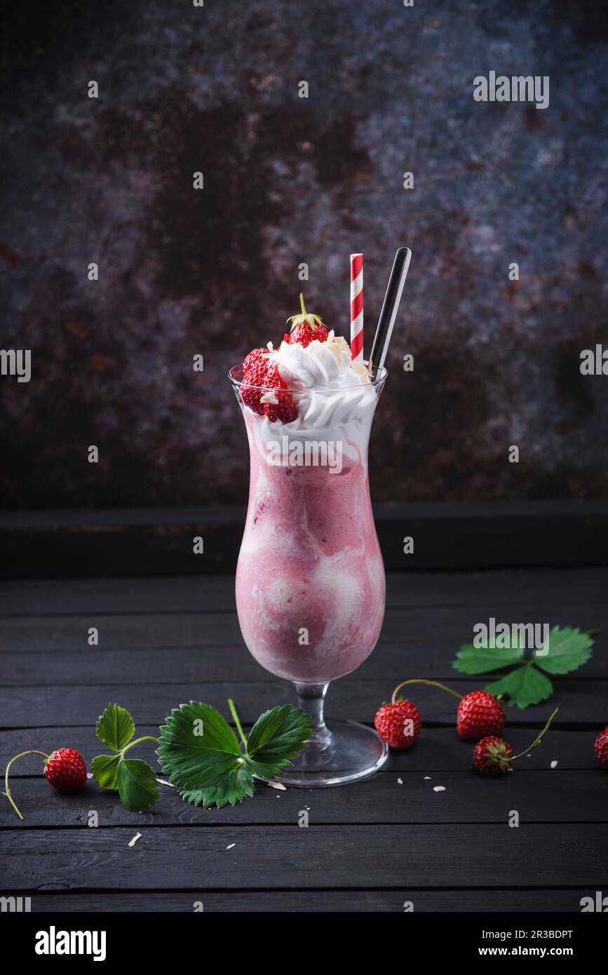Shake à la crème glacée aux fraises vegan avec de la crème de soja et des baies fraîches Banque D'Images Shake à la crème glacée aux fraises vegan avec de la crème de soja et des baies fraîches Banque D'Images