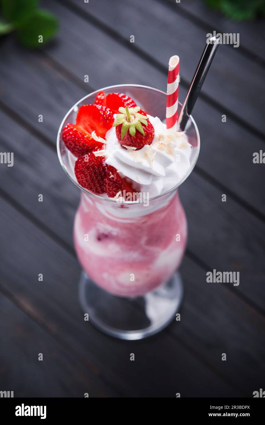 Shake à la crème glacée aux fraises vegan avec de la crème de soja et des baies fraîches Banque D'Images Shake à la crème glacée aux fraises vegan avec de la crème de soja et des baies fraîches Banque D'Images