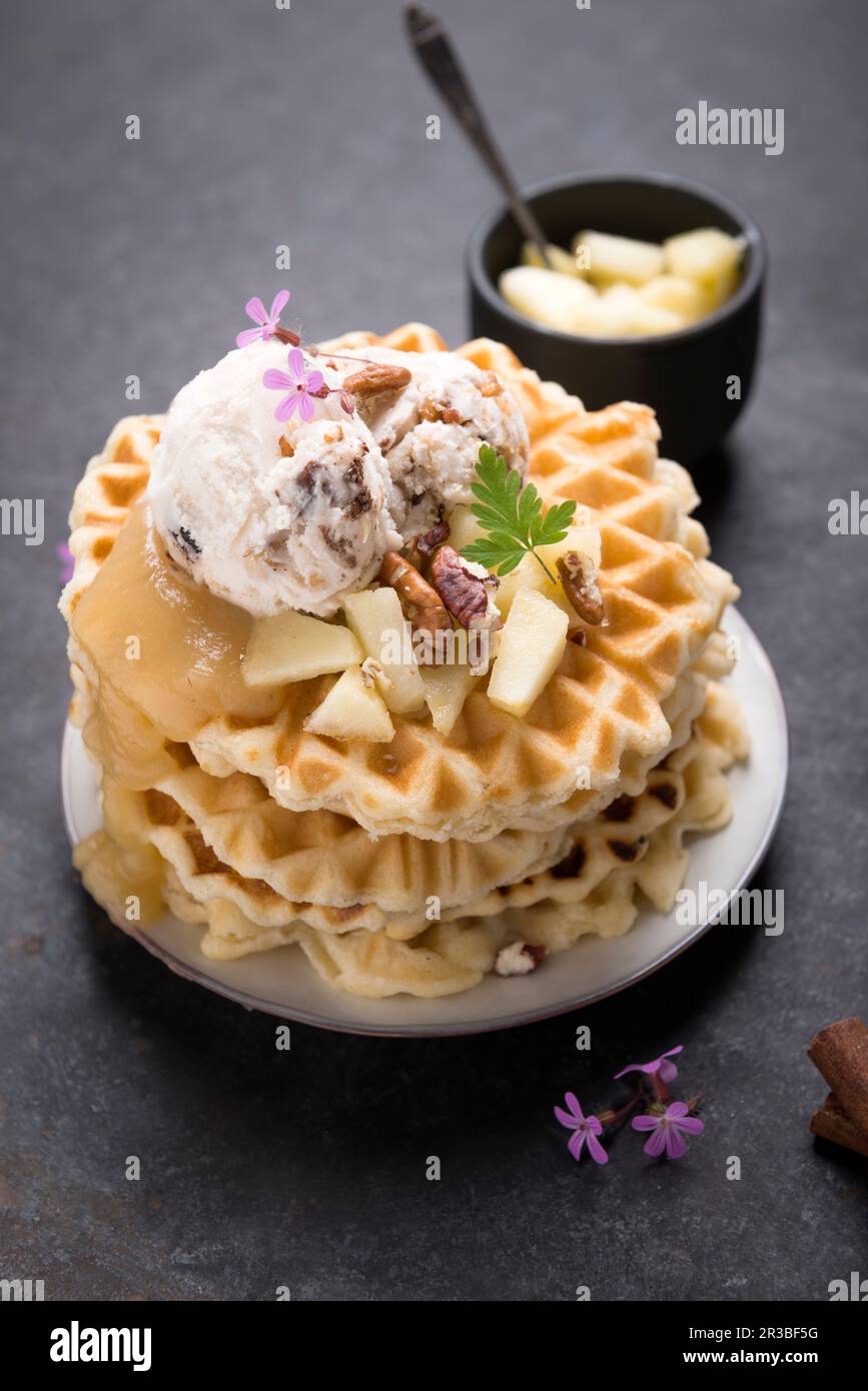 Gaufres à la crème glacée à la vanille et aux noix de pécan, sauce aux pommes et compote de pommes Banque D'Images