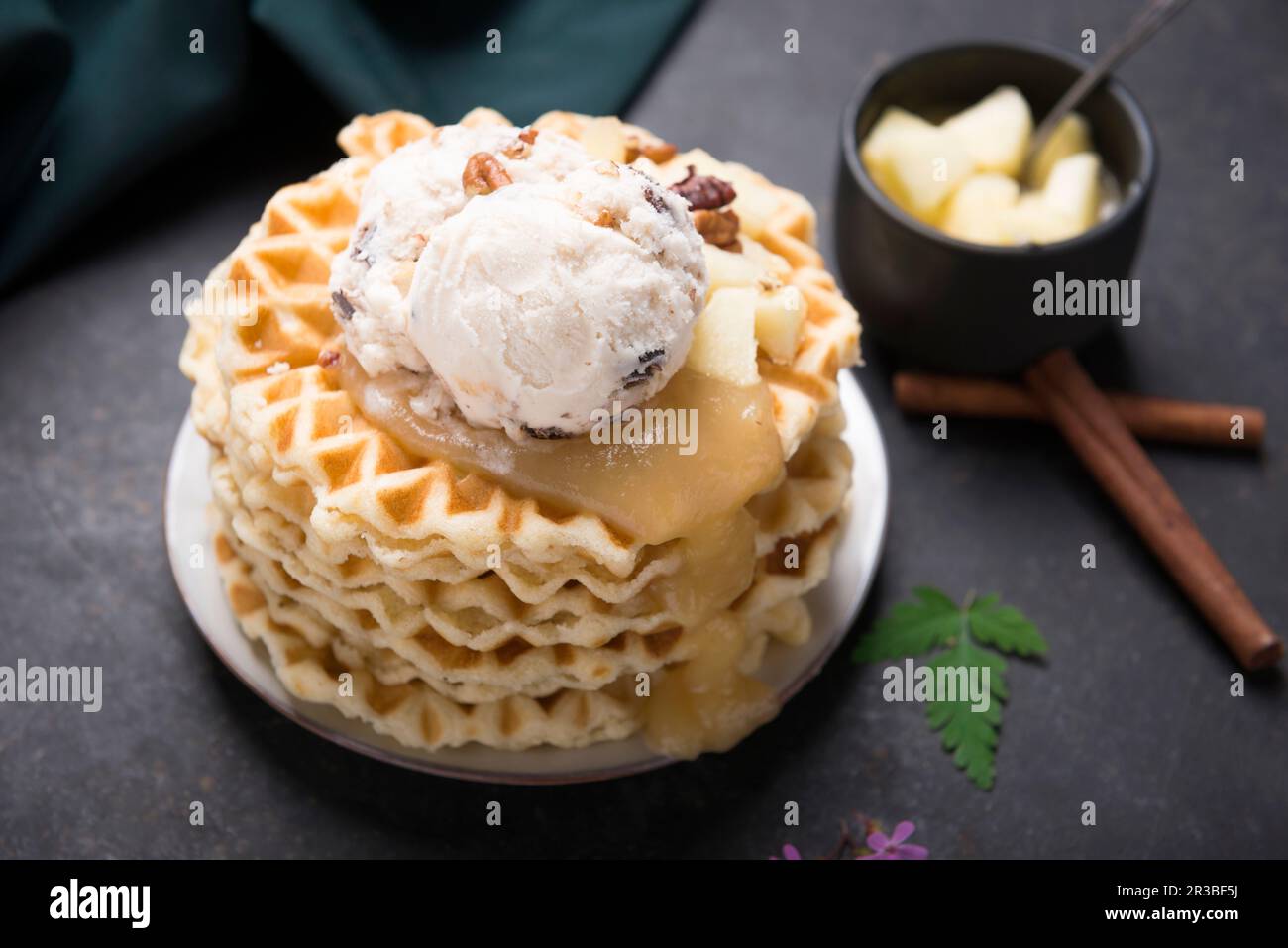 Gaufres à la crème glacée à la vanille et aux noix de pécan, sauce aux pommes et compote de pommes Banque D'Images