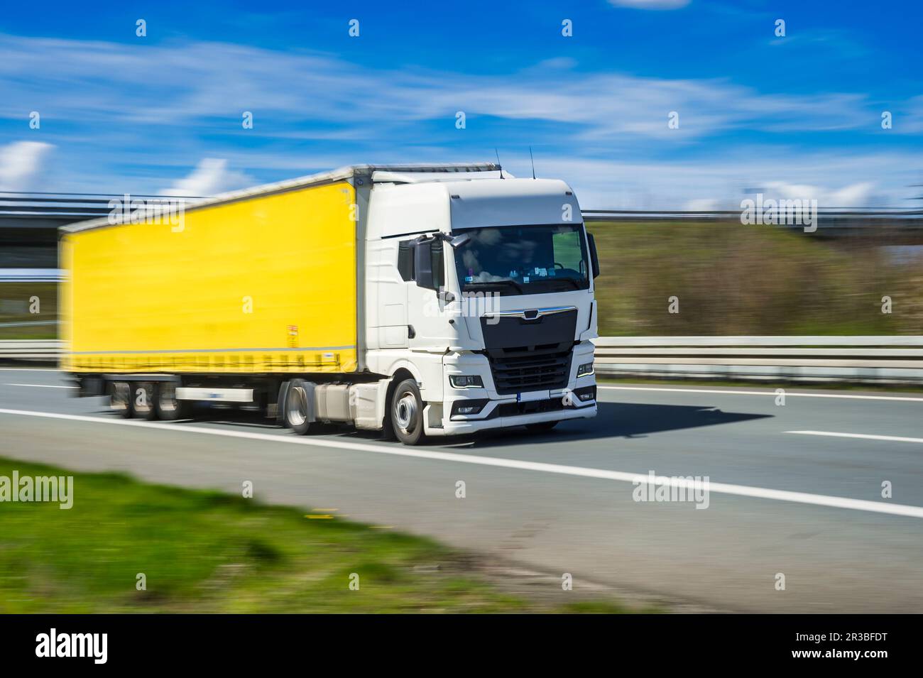 Allemagne, Rhénanie-du-Nord Westphalie, camion jaune roulant le long D'Une 46 Banque D'Images