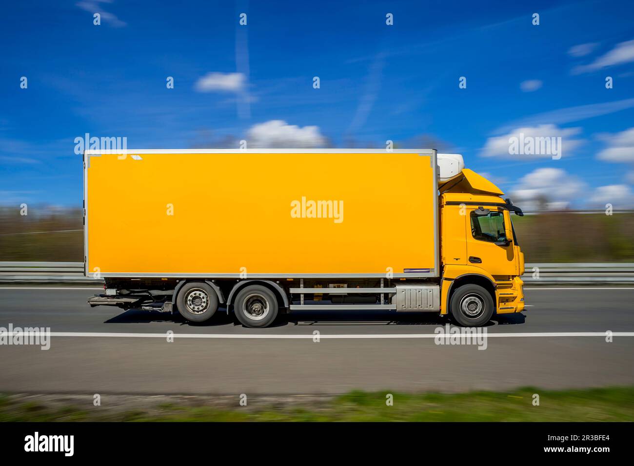 Allemagne, Rhénanie-du-Nord Westphalie, camion jaune roulant le long D'Une 46 Banque D'Images