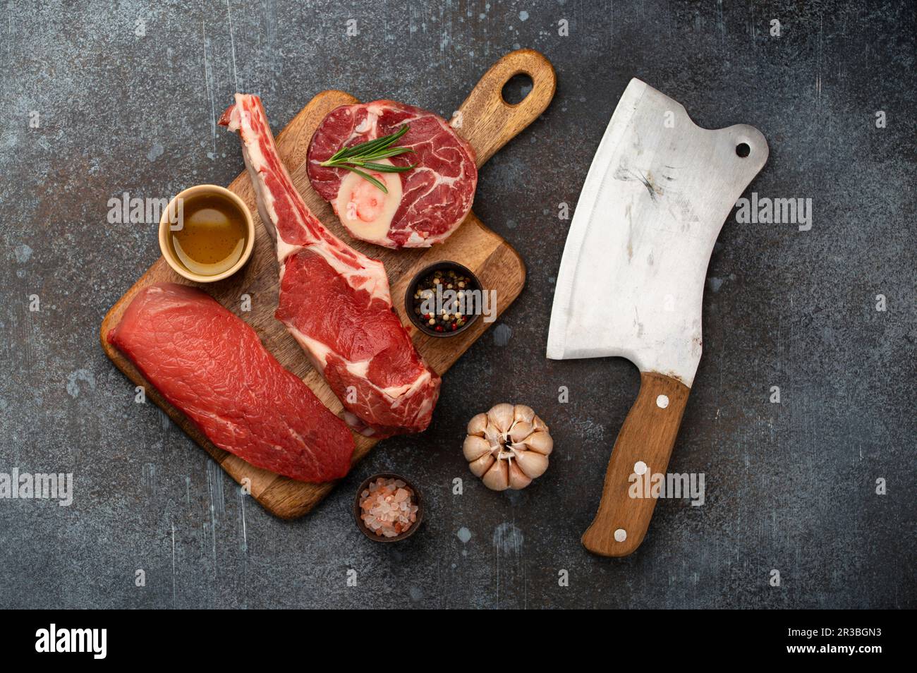 Assortiment de viandes et différents steaks sur bois, cale de viande rustique Banque D'Images