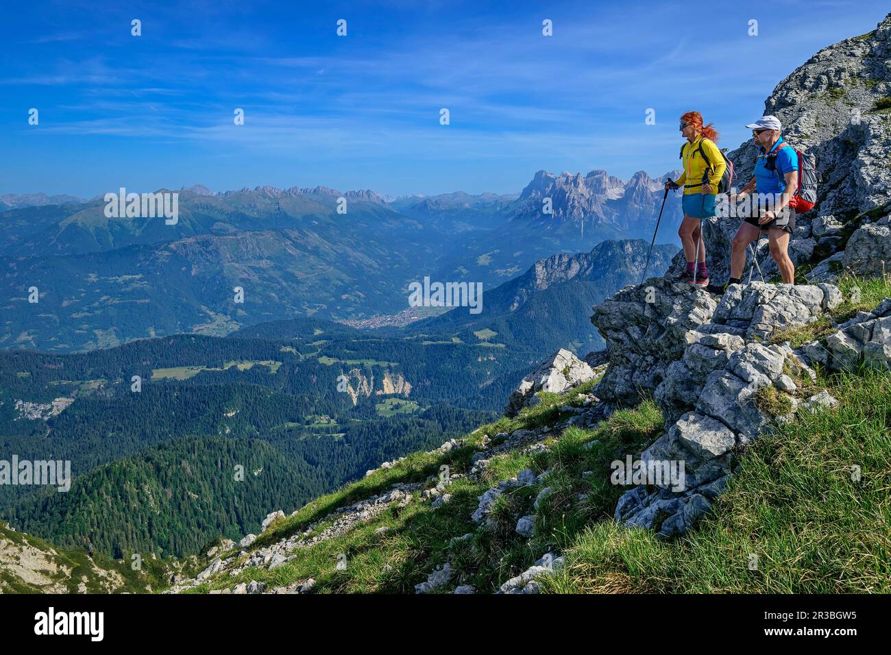 Italie, province de Belluno, paire de randonneurs admirant des vues le long de l'Alta via le sentier Dolomiti Bellunesi Banque D'Images