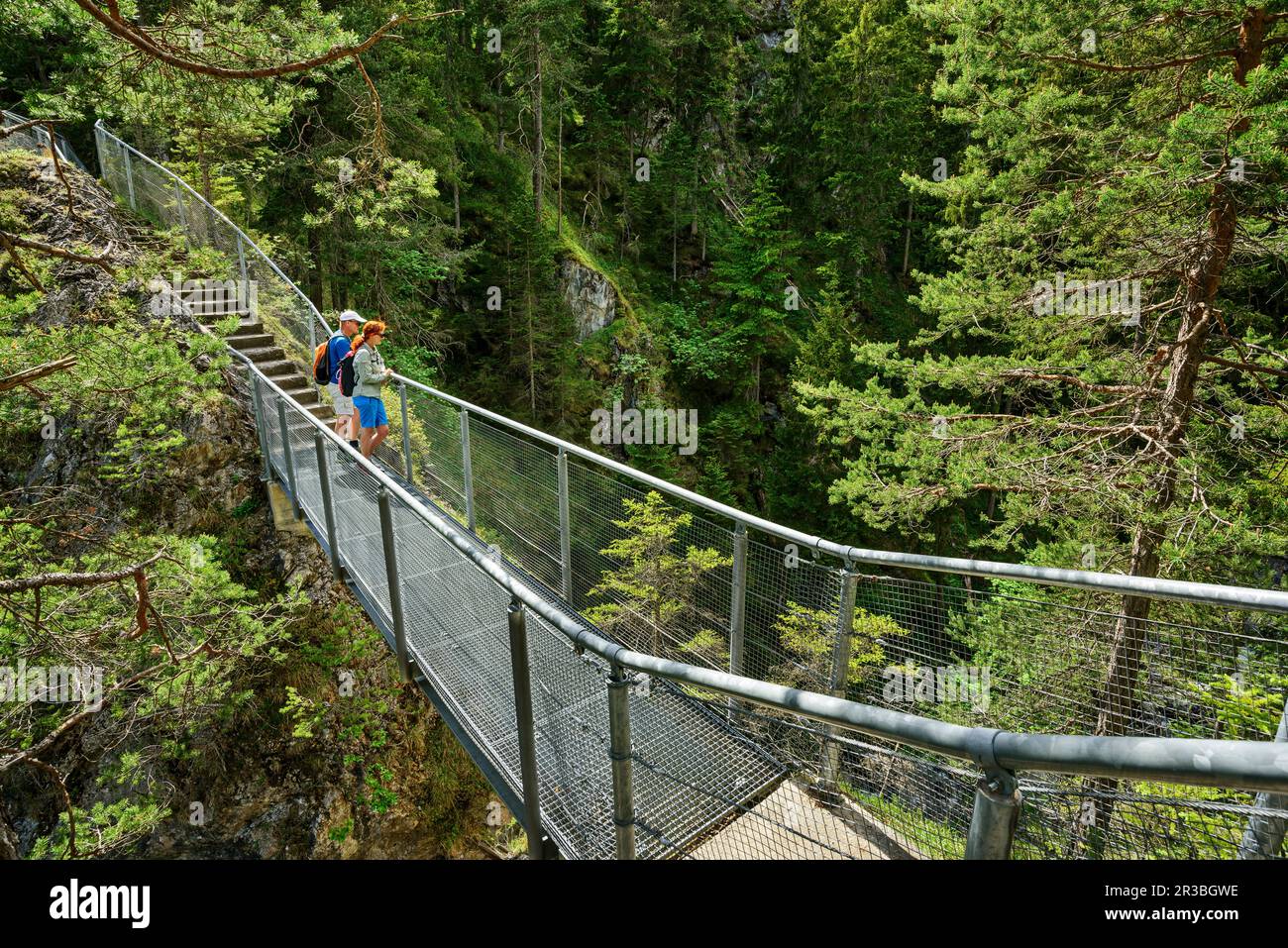 Autriche, Tyrol, randonneurs debout sur le pont au-dessus du canyon de Salvesenklamm Banque D'Images