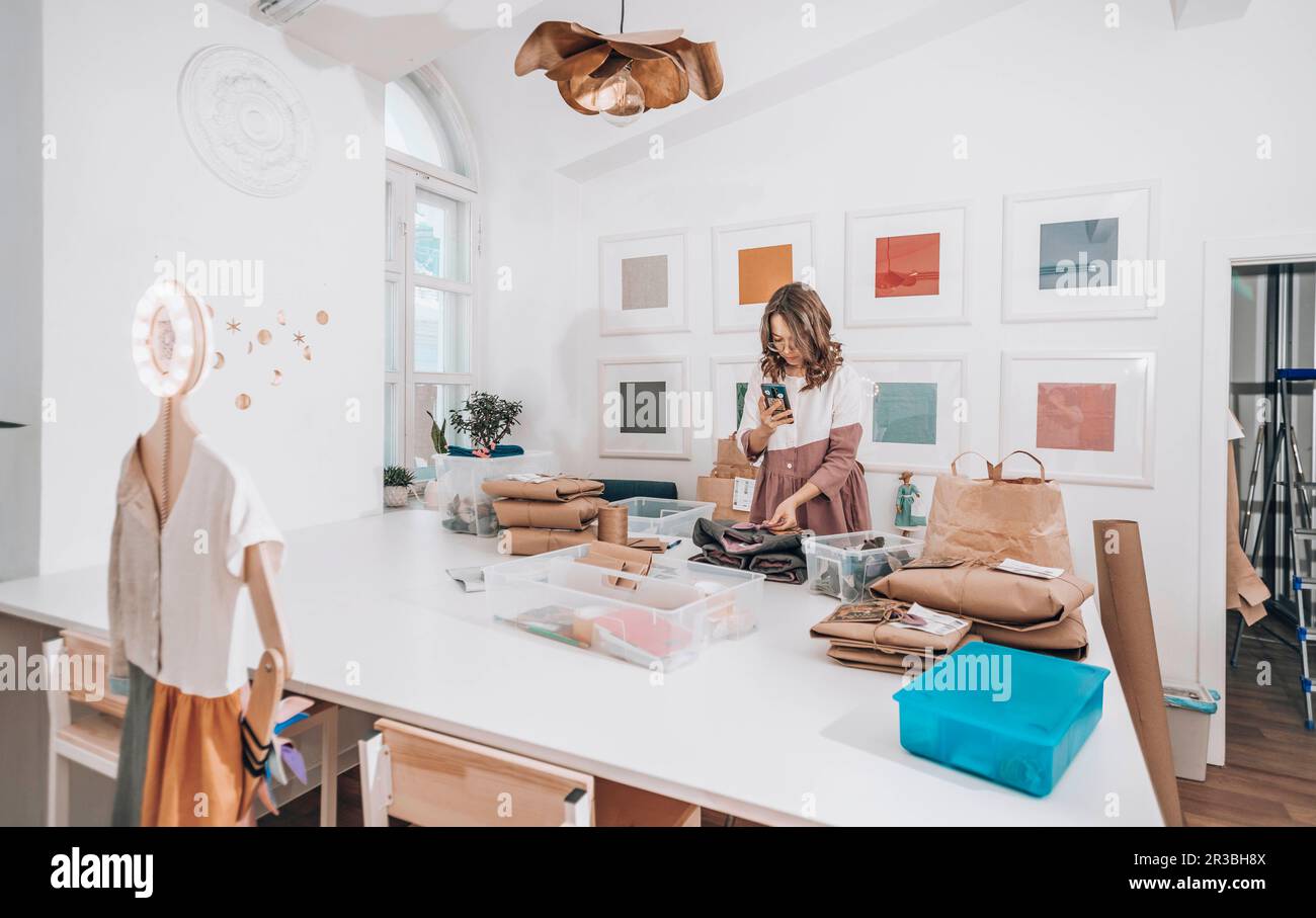 Designer de mode prenant des photos de produits à l'atelier Banque D'Images