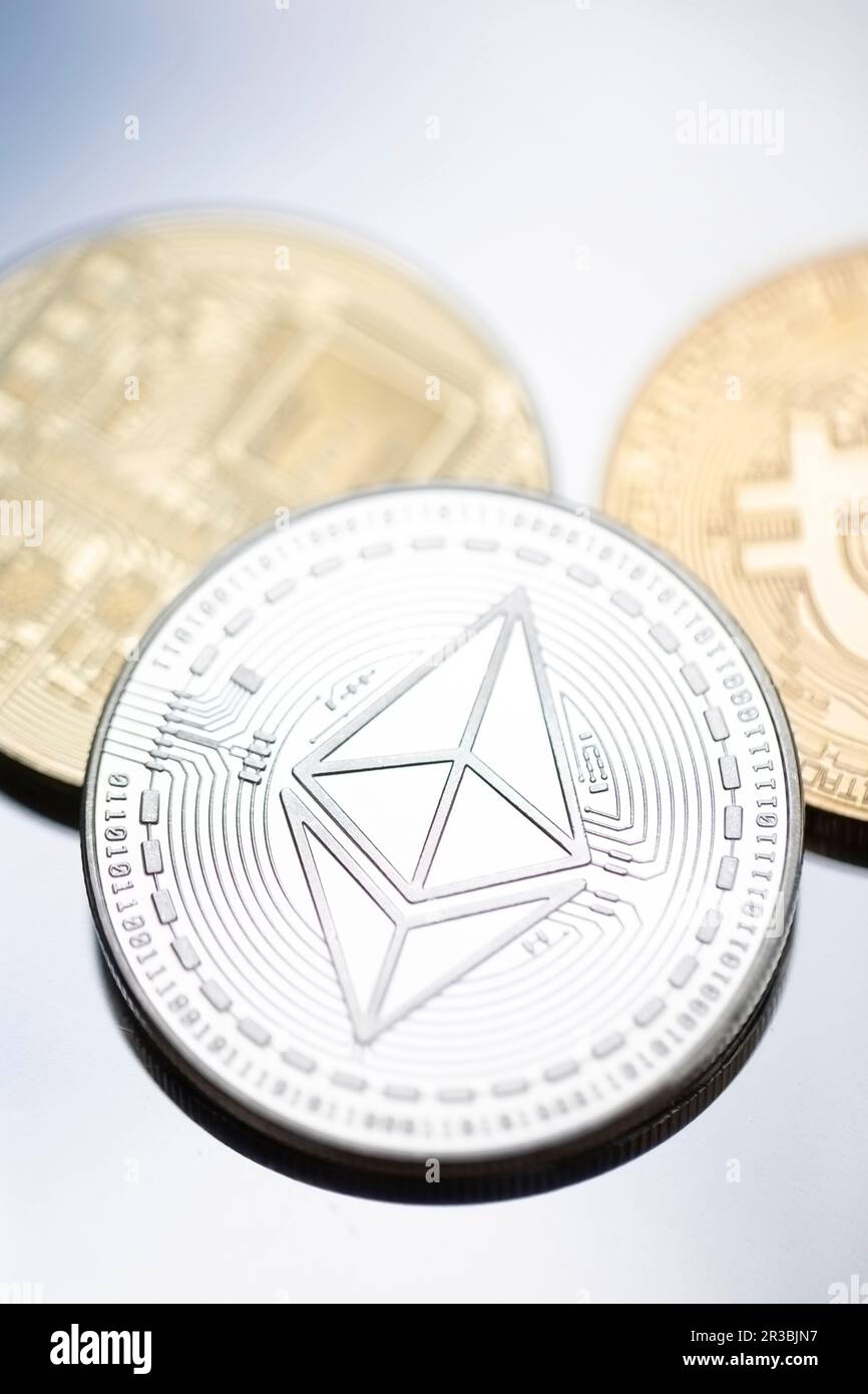 Gros plan des pièces Bitcoin et Ethereum Banque D'Images