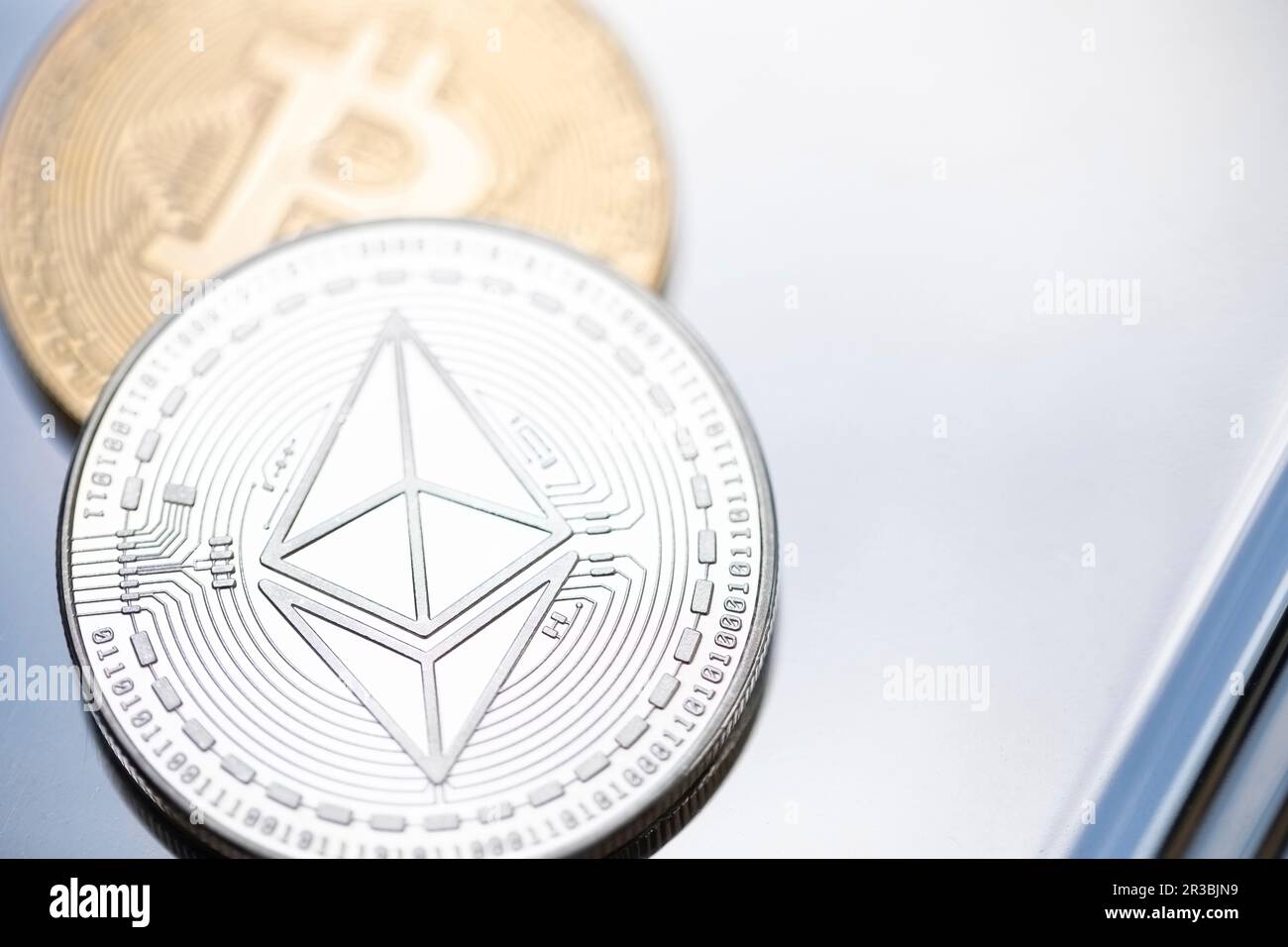 Gros plan des pièces Bitcoin et Ethereum Banque D'Images