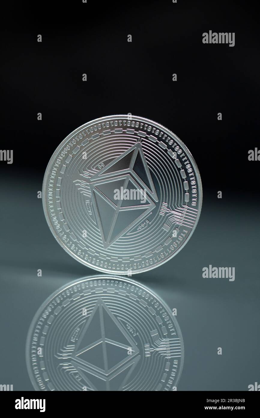 Gros plan de la pièce de monnaie Ethereum argentée Banque D'Images