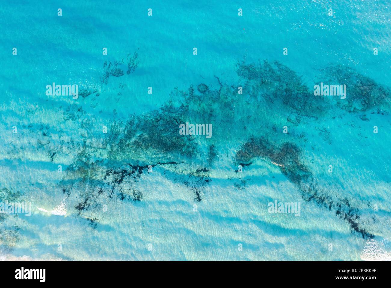 Espagne, Iles Baléares, Formentera, Drone vue sur la surface bleue de la Méditerranée Banque D'Images