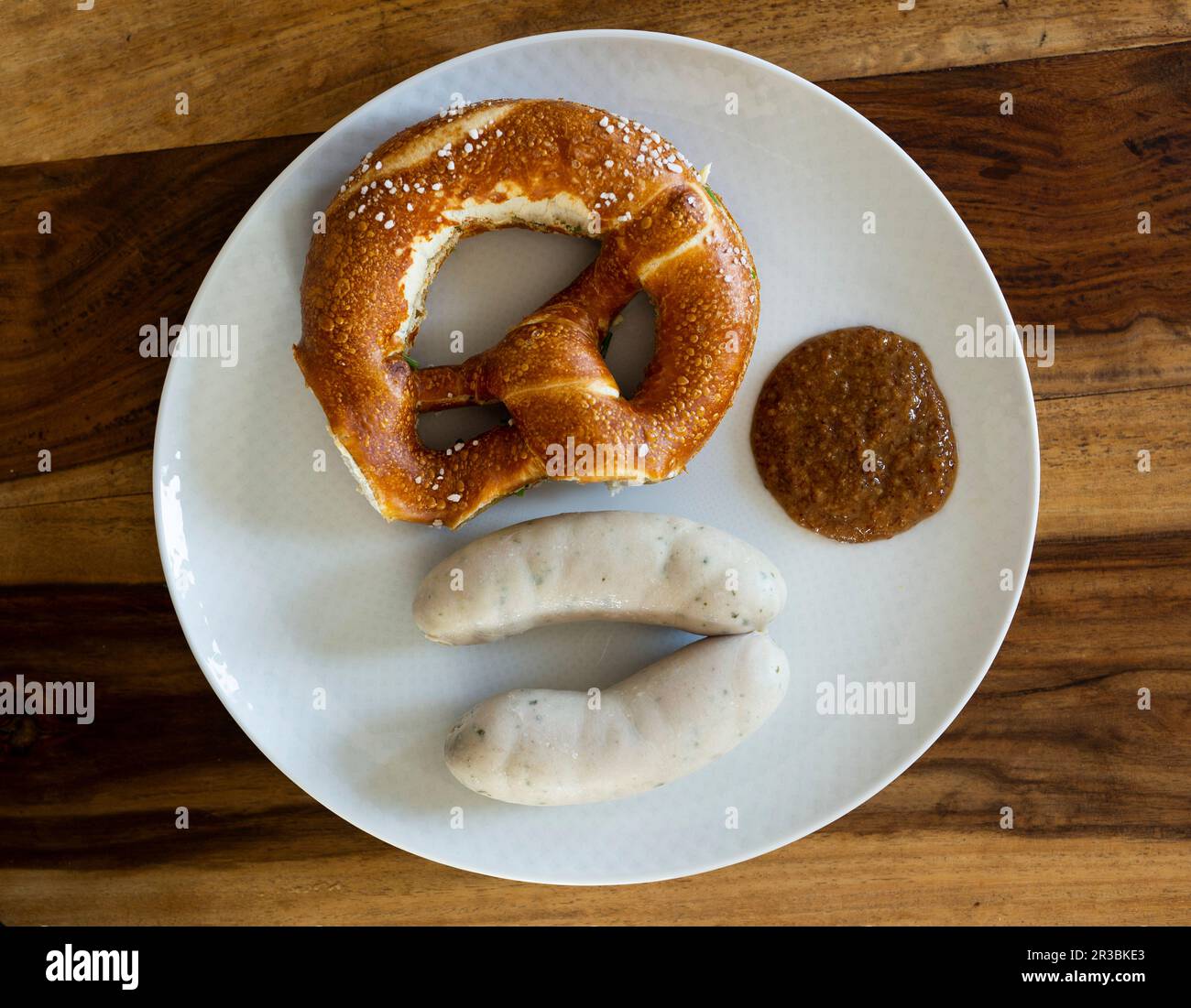 Saucisses blanches avec moutarde douce et bretzel Banque D'Images