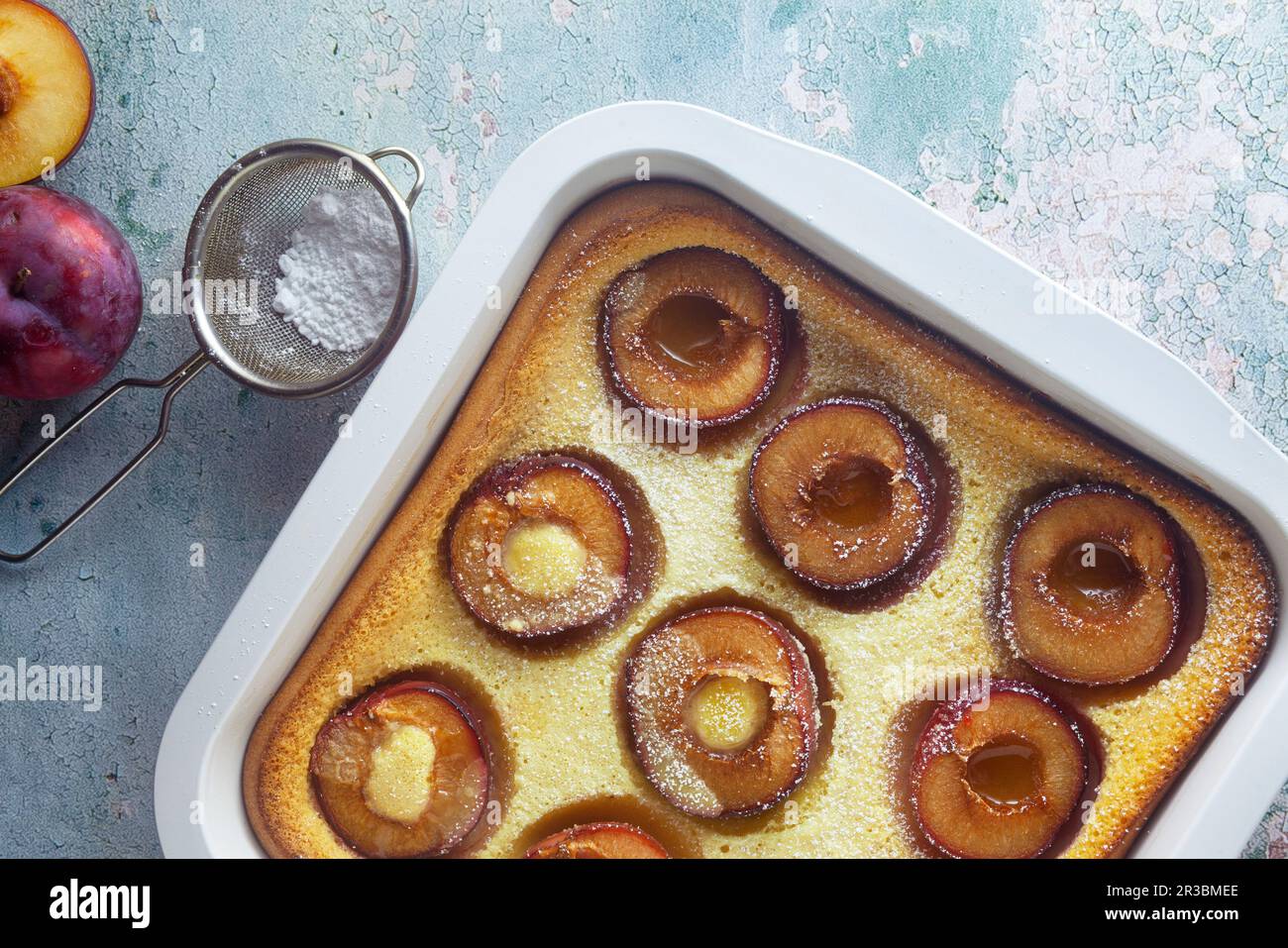 Clafoutis de prune dans une plaque à pâtisserie Banque D'Images