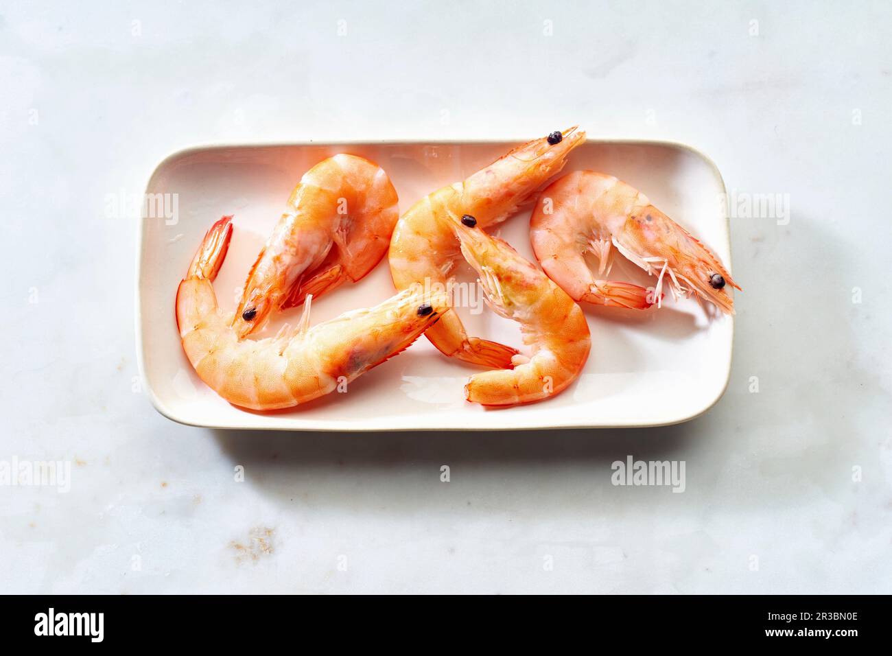 Crevettes cuites dans un plat allongé Banque D'Images