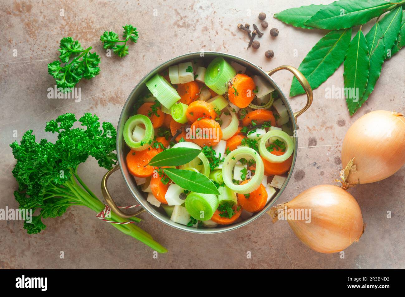Ingrédients pour bouillon de légumes dans une casserole Banque D'Images