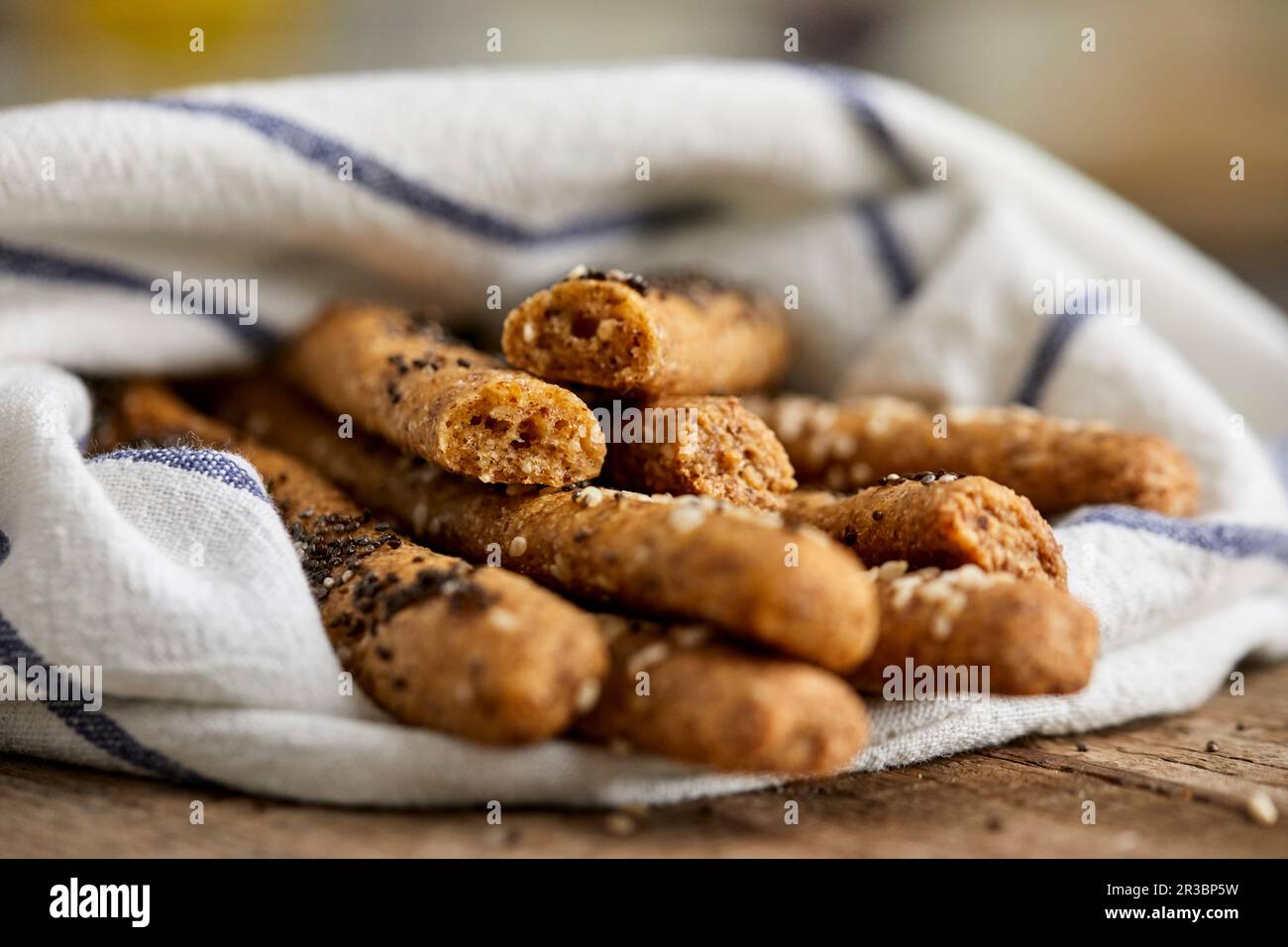 Bâtonnets de pain sans gluten à base de farine d'amande, de lin moulu et de parmesan Banque D'Images