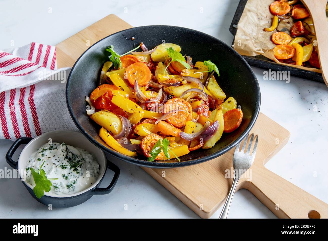 Faites rôtir les légumes avec du fromage blanc Banque D'Images