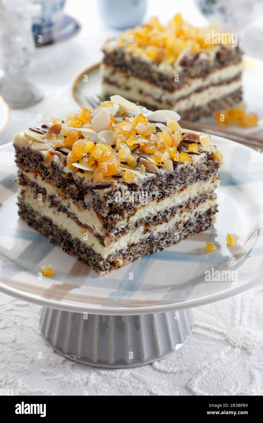 Couche de gâteau aux graines de pavot avec flocons d'orange et d'amande Banque D'Images